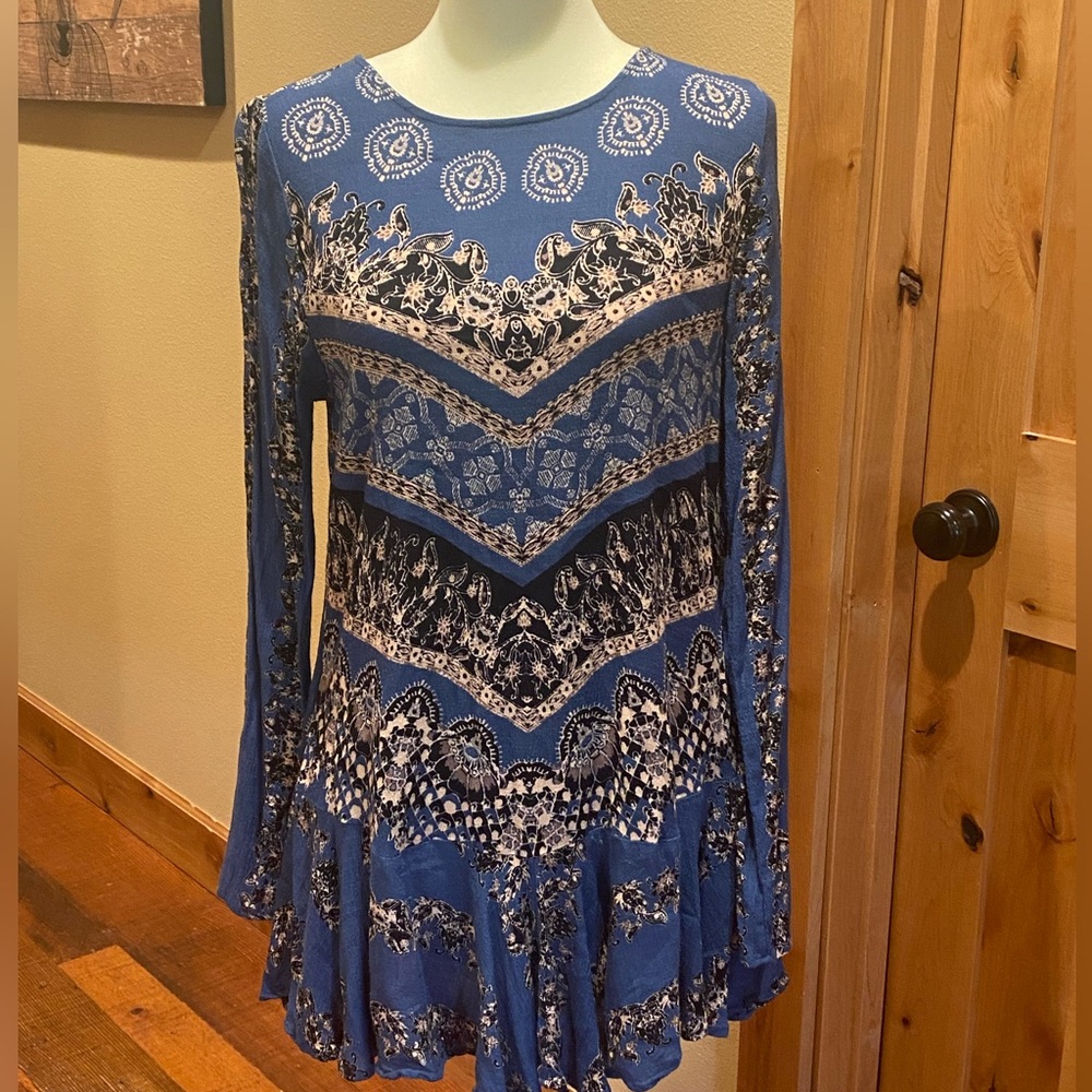 FREE PEOPLE TUNIC DRESS BLOUSE Blue and Black Patterned Long Sleeve Dress. SMALL